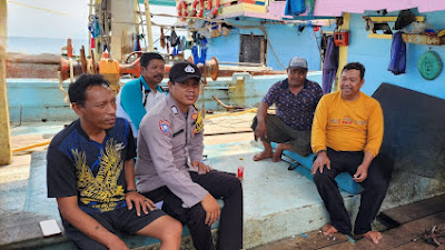 Bhabinkamtibmas Polsek Pulau Maya Karimata Bripka Erwin, SH Berikan Pesan-Pesan Kamtibmas Kepada Nelayan,Destructif Fishing