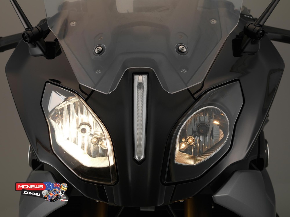 파일:external/www.mcnews.com.au/BMW-R1200RS-Lights.jpg