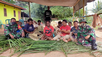 Prajurit Pamtas Yonif 125 Dampingi Warga Membuat Pakaian Adat Suku Yeinan Papua