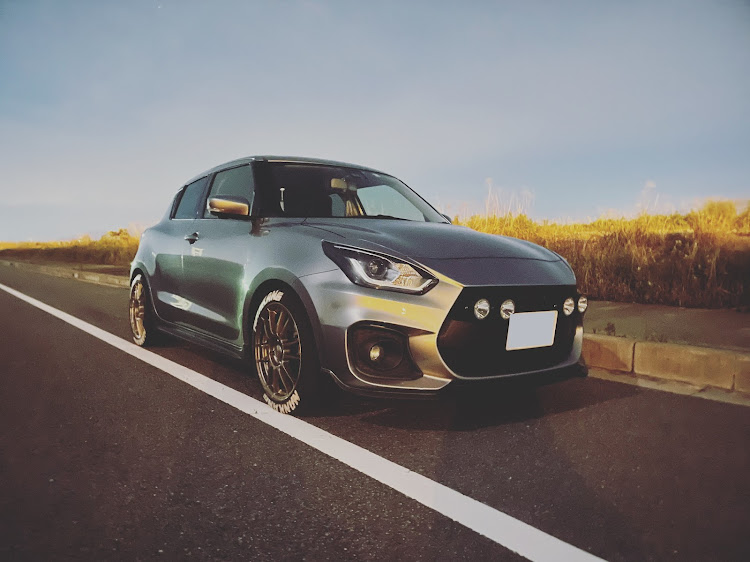 スイフトスポーツの低そうで低くない少し低い車・エンケイホイール・zc33s・ホワイトレター・ラリー風に関するカスタム事例の投稿画像1枚目