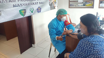 Hari Libur, Poliklinik Polres Klungkung Layani Masyarakat Untuk Vaksinasi Covid-19. 