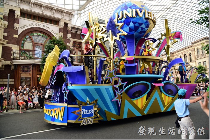 日本大阪-環球影城。花車上的演員又跳又蹦的，真擔心萬一一個沒站穩掉下來。