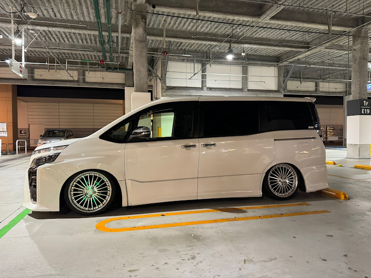 ヴォクシーの車高調売ります・アクスル売りますに関するカスタム事例の投稿画像1枚目