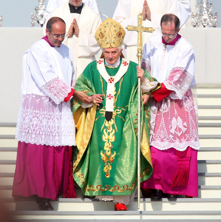 Ung ordningen Trække på The History and Symbolism of the Pope's Red Shoes ~ Liturgical Arts Journal