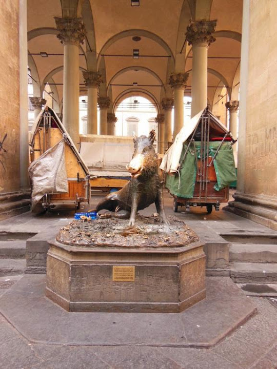 Estatua del jabalí de bronce