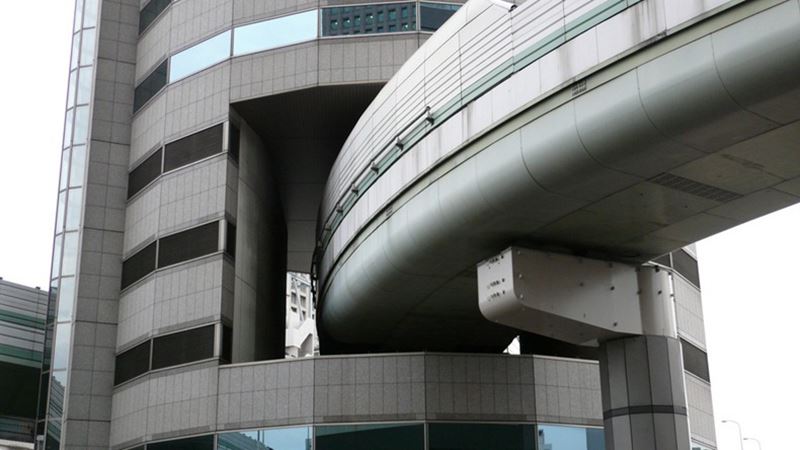 Gate Tower Building, o edifício atravessado por uma rodovia