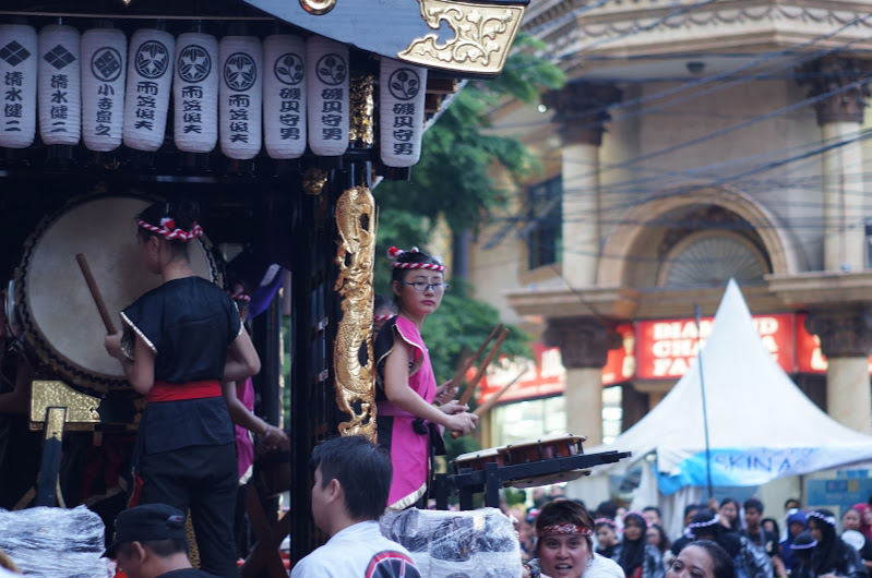 Penabuh drum pengiring Mikoshi