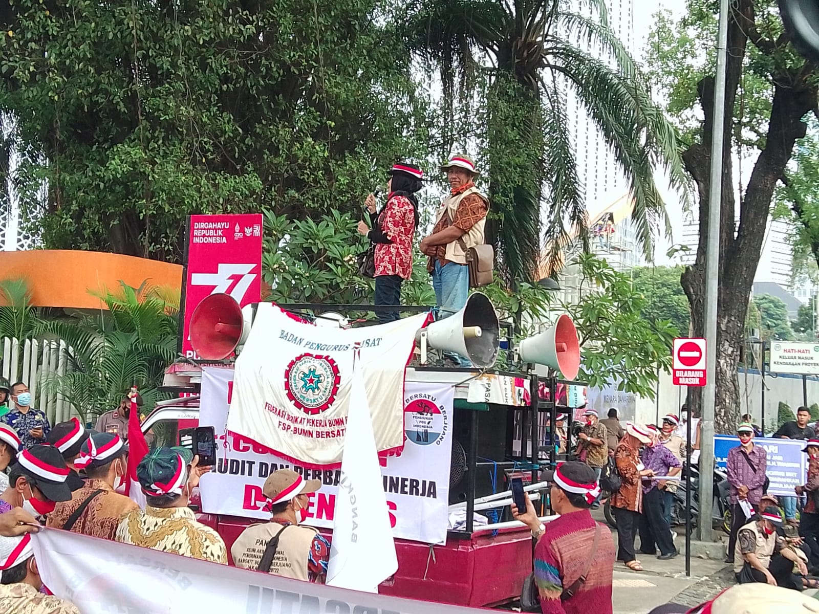 Demo Depan Gedung DPR Dan Kementerian BUMN, Pensiunan Pos Indonesia Menuntut Sebagai Pensiun Negeri Sipil