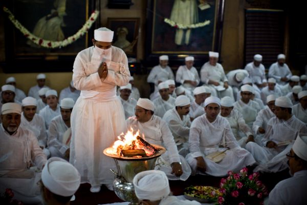 파일:external/fabweb.org/1-zoroastrianism-prayers.jpg