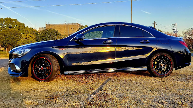 CLAクーペの低そうで低くない少し低い車・真横ショット・まだまだ型落ちとは言わせないに関するカスタム事例の投稿画像3枚目
