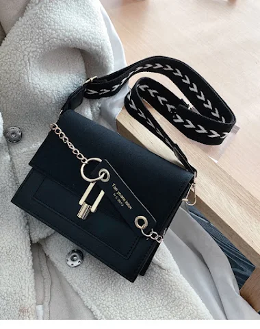 Casual textured chain shoulder bag. - 1