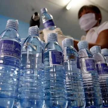 Agua embotellada está contaminada con partículas de plástico