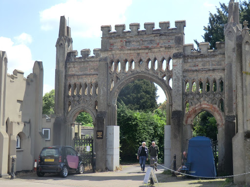 CIMG1117 Entrance to Hadlow Castle