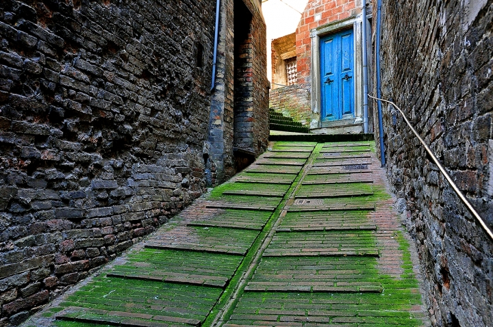 LA PORTA BLU di Paolo Scabbia