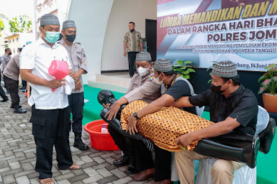 Sambut Hut Bhayangkara ke-76, Polres Jombang Gelar Lomba Memandikan Jenazah