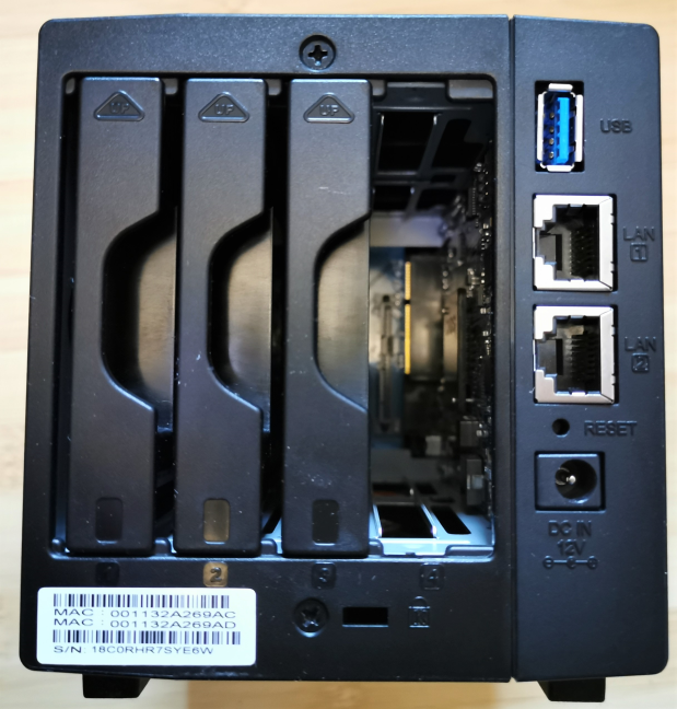 Synology DiskStation DS419slim - 후면의 포트 및 베이