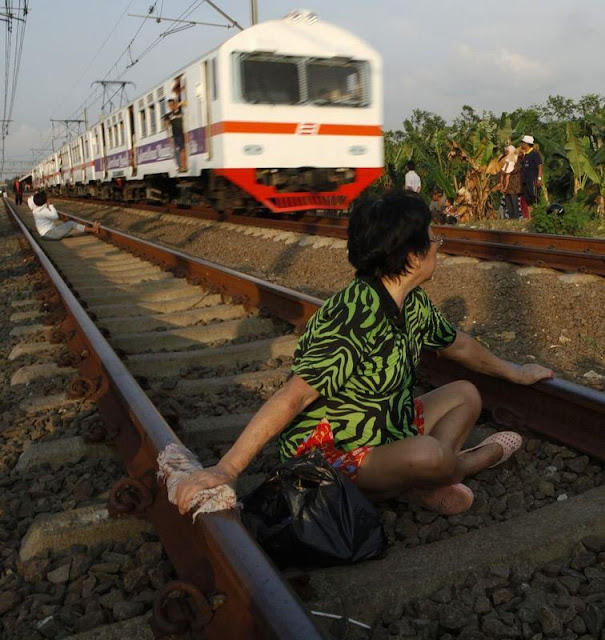 La estupidez de curarse en las vías de un tren Terapia%252520de%252520vias%252520%2525282%252529