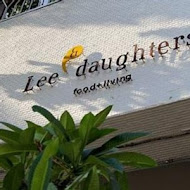 Lee & daughters 李氏商行