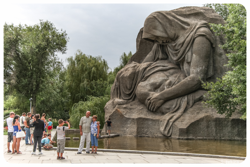 Озера скорби 2. Мамаев Курган Волгоград озеро слез. Озеро слез Мамаев Курган. Озеро слез Мамаева Курган. Памятники Мамаева Кургана озеро слез.