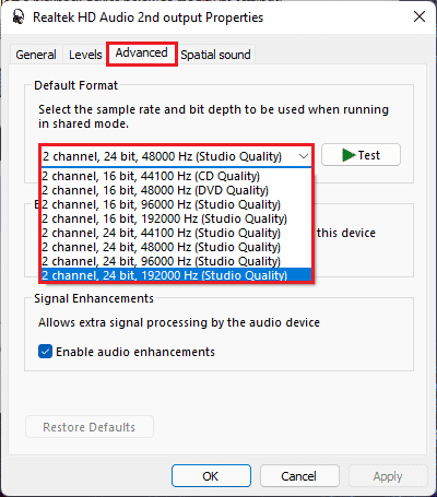 выберите формат наилучшего качества на вкладке «Дополнительно» в свойствах аудиоустройства Realtek HD Windows 11