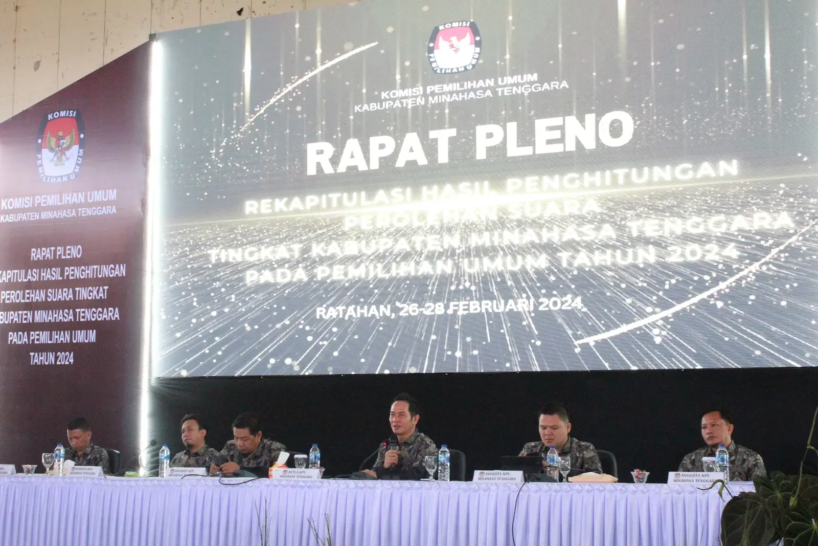 Rapat pleno rekapitulasi hasil penghitungan suara pemilu 2024 KPU Mitra. (Foto: Billy Lumintang/indimanado.com)