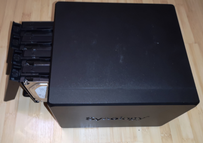 Установка накопителей в Synology DiskStation DS418