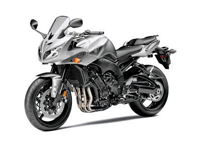 Yamaha-FZ1_2011_1600x1200_front_angle_02