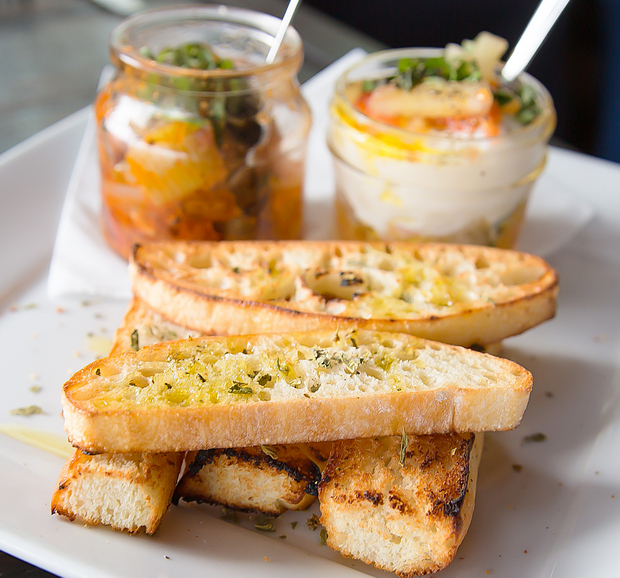 photo of the bread served with the appetizers