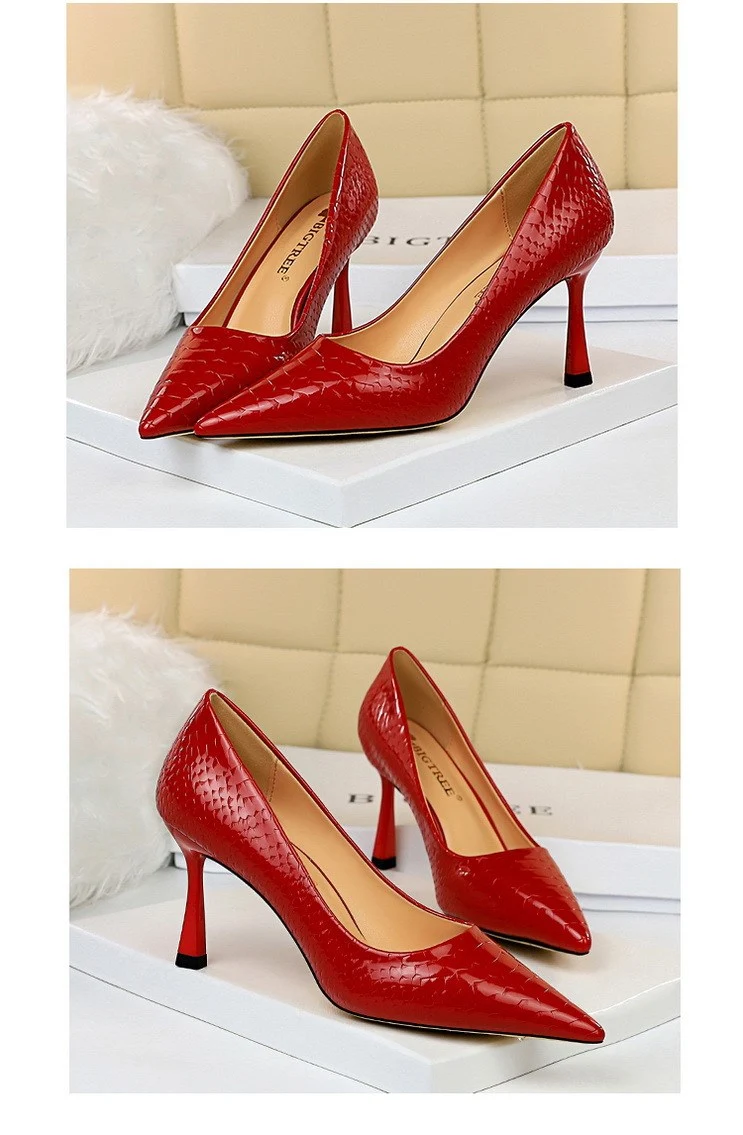 Title 6, Tacones altos de charol brillante con estampado...