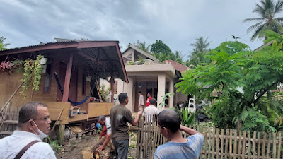 Angin Kencang Rusak Atap Rumah Warga dan Pohon Tumbang