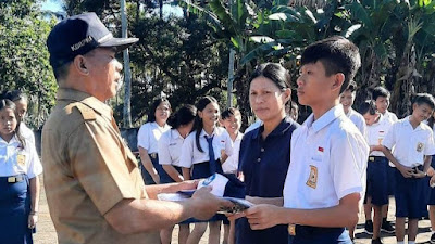 Dinas Dikbud Minsel Serahkan Bantuan Seragam Sekolah Bagi Siswa Kurang Mampu