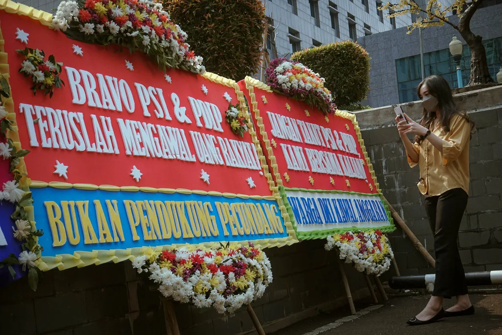 Berjejer Karangan Bunga di Depan DPRD DKI Dukung PDIP & PSI Soal Interpelasi Anies Baswedan