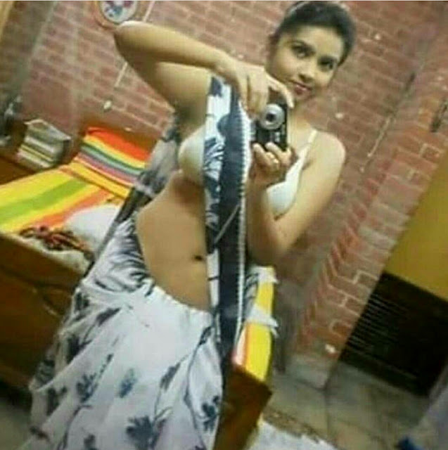 Desi Bhabhi Showing Her Boobs Hot Photos Sexy Photos Hot Bhabhi 