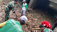 Cegah Banjir dan Timbulnya Penyakit, Koramil 1423-02/Marioriawa Gotong Royong Bersama Warga Desa Laringgi Bersihkan Aliran Sungai