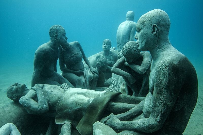 Evropa má své první podmořské muzeum. Netradiční sochy vystihují dnešní dobu a vydržet mají stovky let