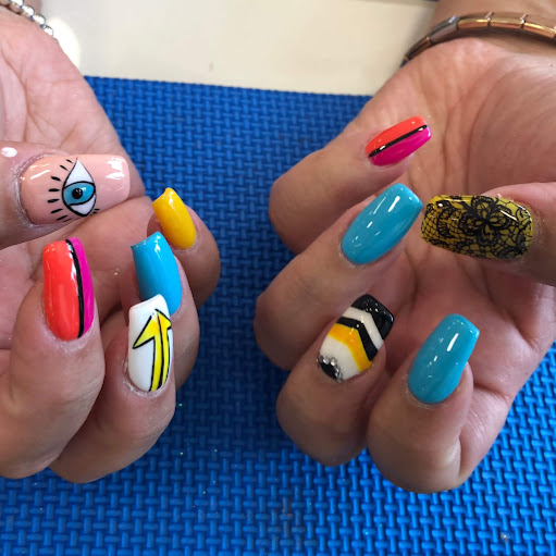 Hollywood Nails logo