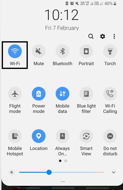 En primer lugar, debe conectar su dispositivo a Wi-Fi deslizando su bandeja de notificaciones y tocando el botón de Wi-Fi.  Una vez que el Wi-Fi se conecte, el ícono se volverá azul.  Es necesario actualizar el dispositivo en una red inalámbrica ya que estas actualizaciones consumen muchos datos.  Además, los datos móviles son mucho más lentos que la red inalámbrica.