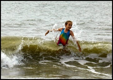 04j1 - beach - Girls were swimming