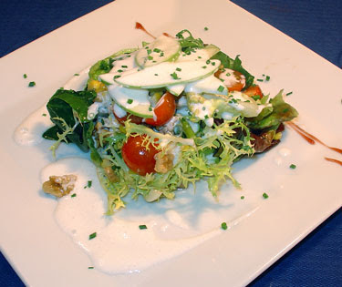 Ensalada de verdes con manzana ácida, nueces, maíz, tomate cherry y vinagreta de yogourth en Ensalada de colores con mango, tomates cherry y maiz