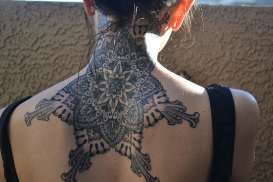 Mandala flor desenhos de tatuagens no Pescoco e parte superior das costas ideias para as mulheres