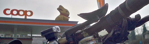 Lindt-Osterhase auf der coop-Tankstelle am Ortsrand von Aarberg, Schweiz