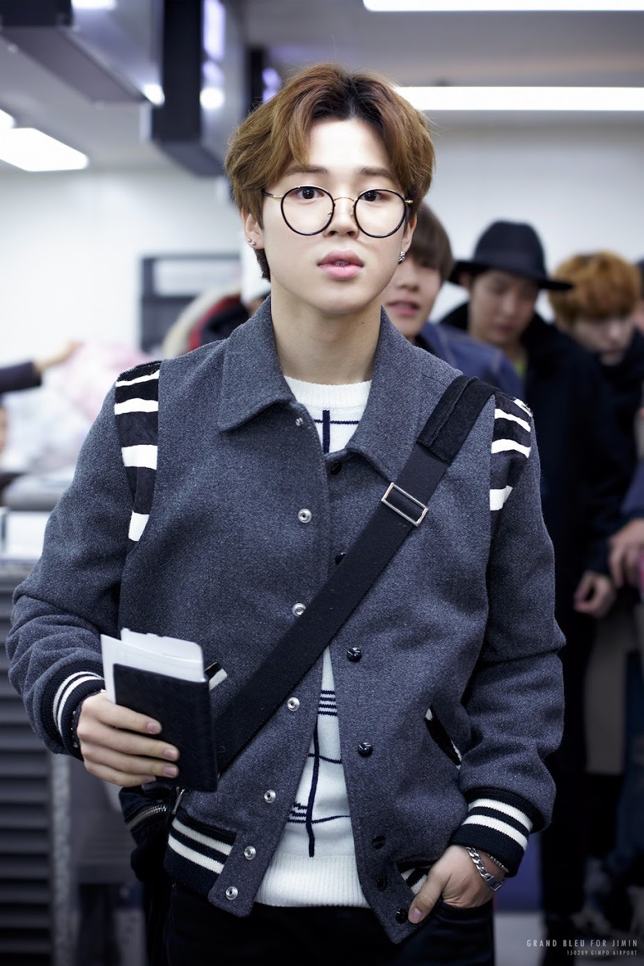 BTS's Jimin pulls of the trend wearing large round frames as he shows off his amazing airport fashion.