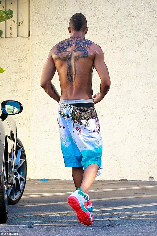 Check Out Nick Cannons Muscular Body with Tattoos as He Shows It off  during a Workout Photo