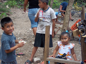 Vendors' children eating in Mexico