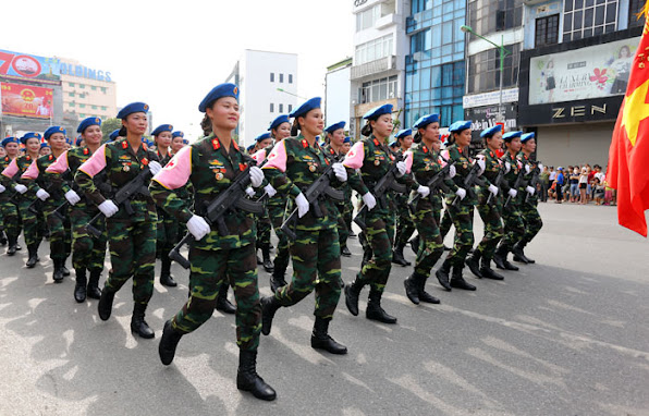 Ngam nu quan nhan xinh dep dieu binh ngay Quoc khanh 5