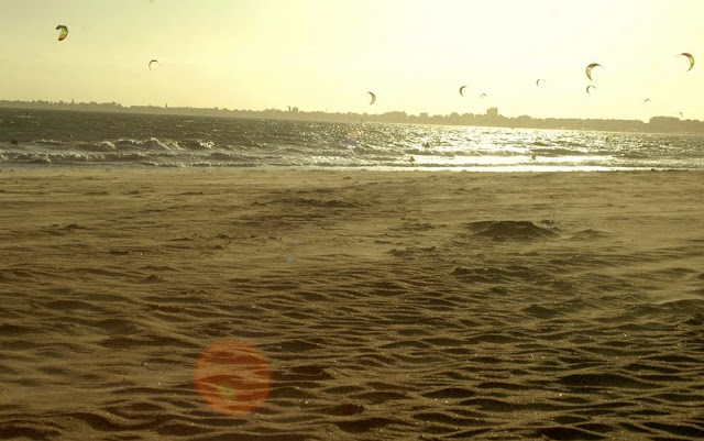 Vers l'estuaire de la Loire (Pornichet/LaBaule, St Brévin...) au fil du temps... - Page 14 Kitesurf_vagues_0017w