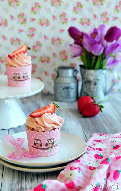 How to Make Strawberry Cupcakes–From Scratch 草莓杯子蛋糕  htto://uTry.it