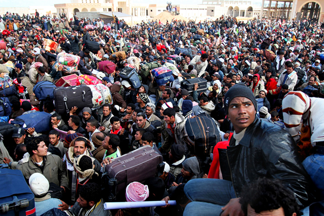 Thousands of migrant workers, mainly from Egypt and Tunisia, wait to cross into Tunisia from Libya. Photo: A Duclos / UNHCR