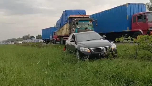 Diduga Sopir Mengantuk, Mobil Sedan Pemudik Oleng di Tol Palikanci Cirebon