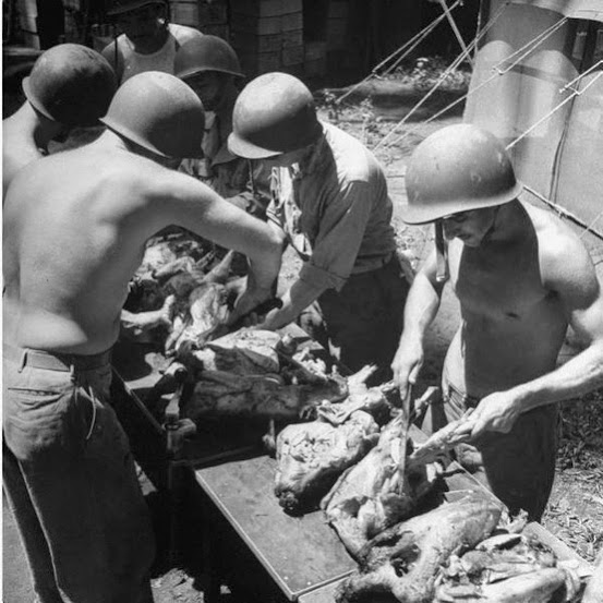 Soldados norte-americanos preparando a ceia de Natal em Guadacanal. Fotografia: Ralph Morse/Time & Life Pictures/Getty Images, dezembro de 1942.